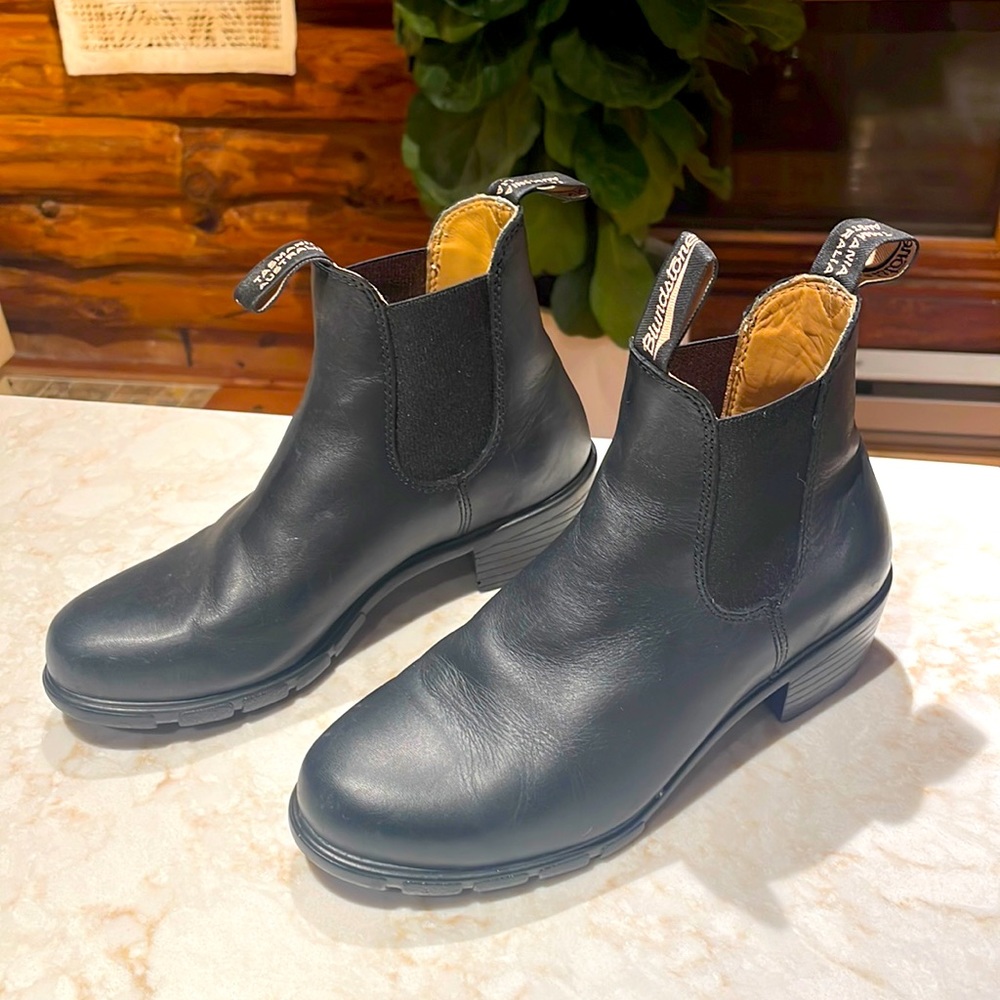 Blundstone Black Leather Women’s Healed Boots 8.5